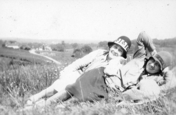 Elizabeth Morgan and Dorothy Eldridge - love the hats